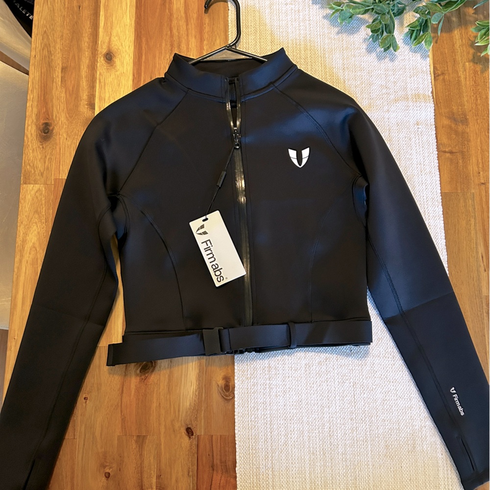 Firm abs cropped zip jacket with buckle